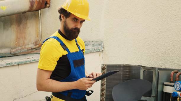 istock Professional looks online for new fan 1504218000