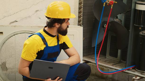 istock Serviceman looks online for new capacitor 1504218033