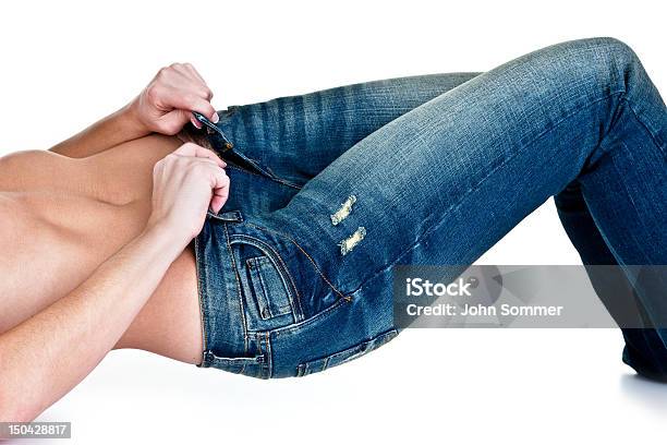 Mujer Tratando De Botón Sus Vaqueros Hermético Foto de stock y más banco de imágenes de Cuerpo humano - Cuerpo humano, Vaqueros - Pantalón, 20 a 29 años