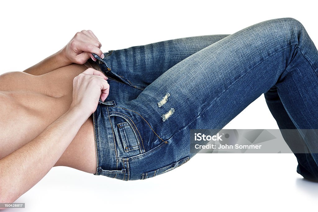 여자 시도하는 단추 자신의 타이트 jeans - 로열티 프리 인체 스톡 사진