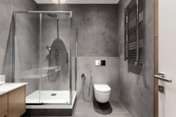 아파트의 회색 톤과 고급스러운 디자인의 욕실 - glass showcase interior bathroom shower 뉴스 사진 이미지