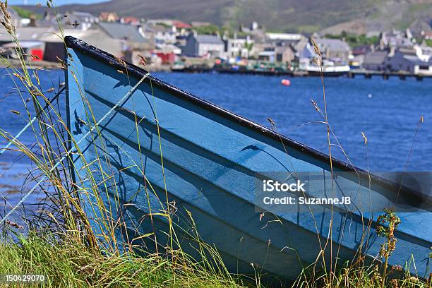 ブルーの手漕ぎボート - シェトランド諸島のストックフォトや画像を多数ご用意 - シェトランド諸島, スコットランド, 人物なし