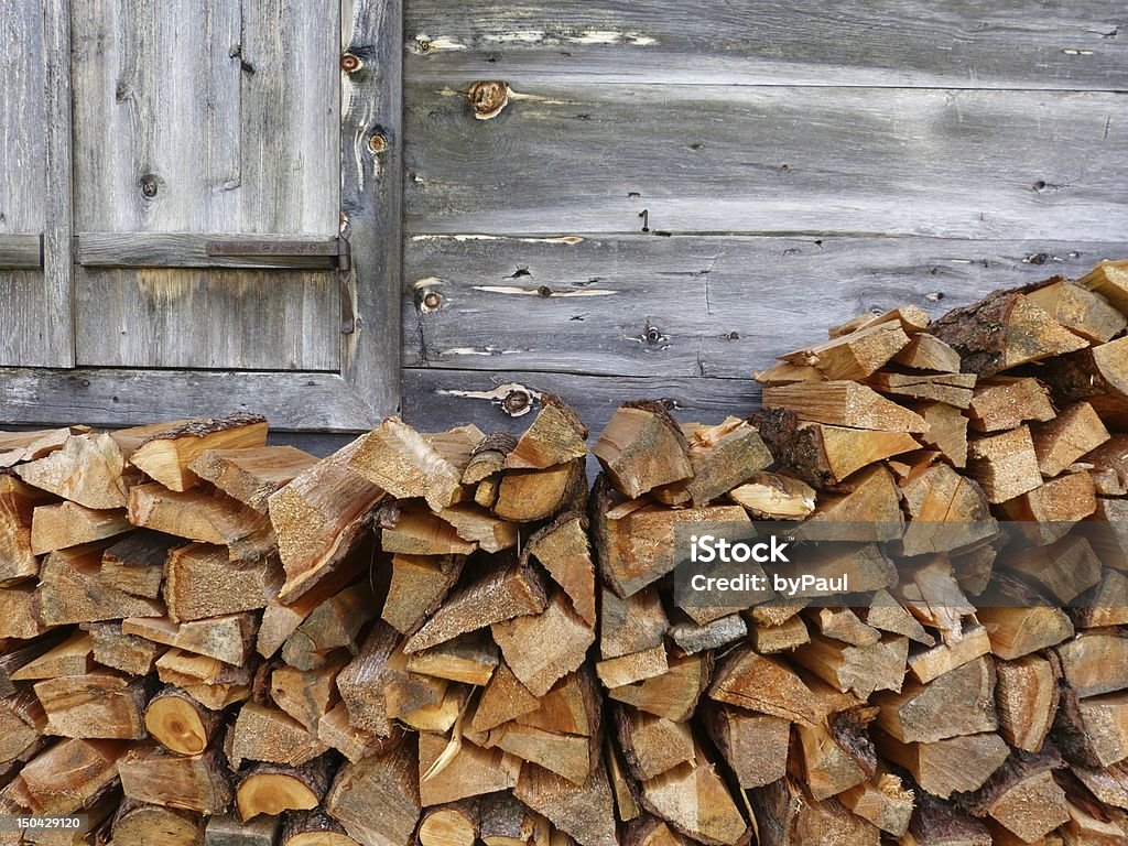 Drewna ogień na drewniane ściany w górach - Zbiór zdjęć royalty-free (Brązowy)