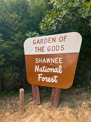 米国イリノイ州南部のショーニー国有林にあるガーデンオブザゴッズレクリエーションエリアへの訪問者を迎える木製の看板 アメリカ合衆国のストック