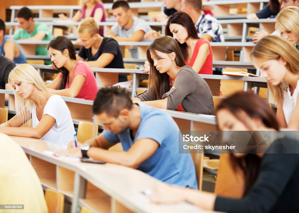 Gran grupo de estudiantes escrito. - Foto de stock de Aula de conferencias libre de derechos