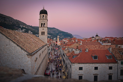 Dubrovnik Cityscape al atardecer - La calle Stradun (o Placa) en el casco antiguo photo