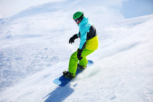 snowboarder auf der piste rutschen - dragobrat stock-fotos und bilder