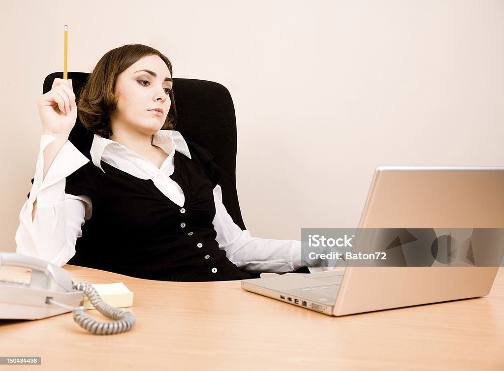 Giovane donna d'affari seduto in poltrona - Foto stock royalty-free di Abbigliamento da lavoro