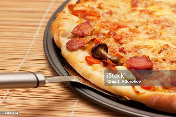 Foto de Fatia De Pizza e mais fotos de stock de Alimentação Não-saudável - Alimentação Não-saudável, Almoço, Cogumelo Comestível