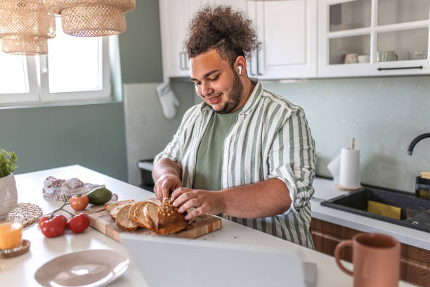 istock Cutting bread in slices to make a sandwich 1504355288