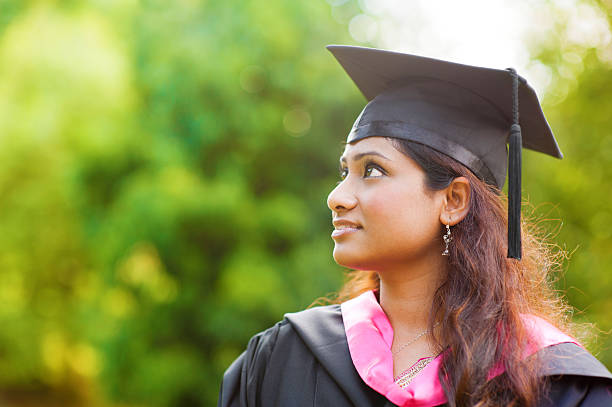 улыбается молодой азиатских индийская женщина - graduation student women beauty стоковые фото и изображения