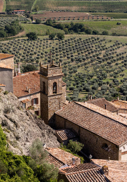 монтемасси — укрепленная деревня в провинции гроссето. италия - grosseto province стоковые фото и изображения