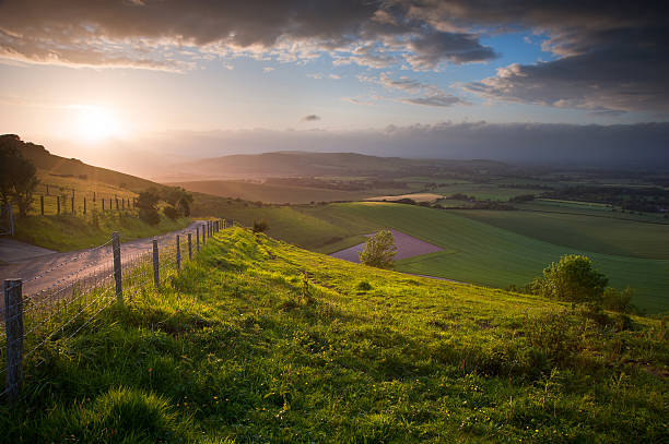 hermoso paisaje de campo inglesa de colinas - hill dusk sunset heat haze fotografías e imágenes de stock