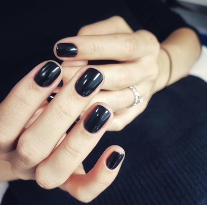 Black nails, the manicure that never goes out of style and that can be worn in a thousand ways