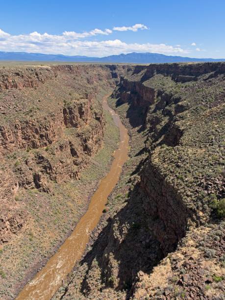 wąwóz rzeki rio grande o długości ponad 600 stóp przecinający nowy meksyk w pobliżu us 64 - rio grande new mexico river valley zdjęcia i obrazy z banku zdjęć