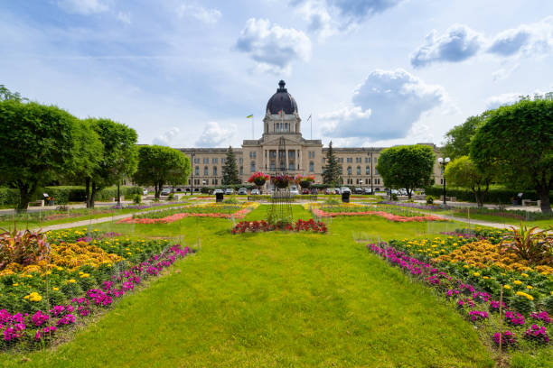 the legislative assembly of saskatchewan in the city of regina, canada - built structure building exterior parliament building regina imagens e fotografias de stock