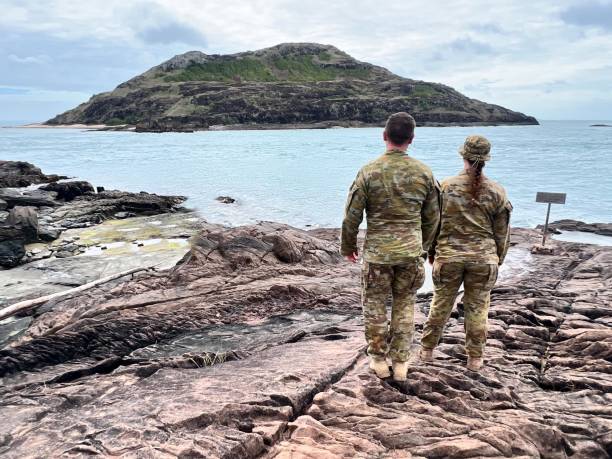 soldados del ejército australiano calabaza el punto más septentrional del continente australiano - australian culture hiking australia people fotografías e imágenes de stock