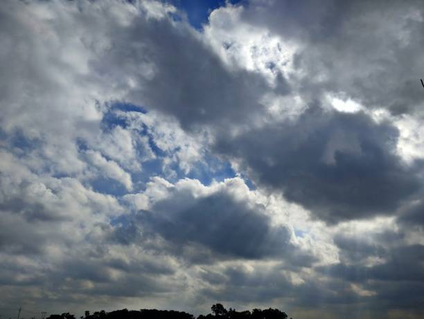 cielo azul y nubes negras - incoming storm stock-fotos und bilder