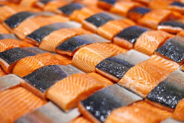 крупный план свежего сырого лосося, рыбного филе и стейков выставлен на колотом льду в розничной торговле - freshness seafood crushed ice salmon стоковые фото и изображения