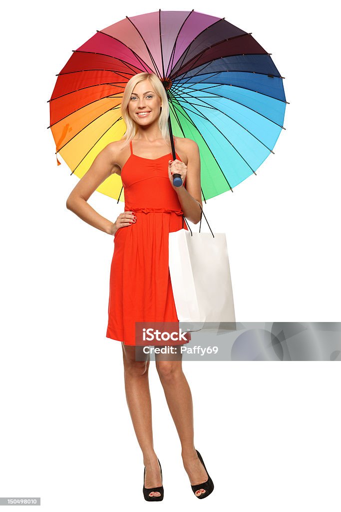 Weibliche stehen unter Sonnenschirm holding Einkaufstasche - Lizenzfrei Attraktive Frau Stock-Foto