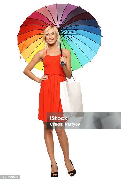 Weibliche Stehen Unter Sonnenschirm Holding Einkaufstasche Stockfoto und mehr Bilder von Attraktive Frau