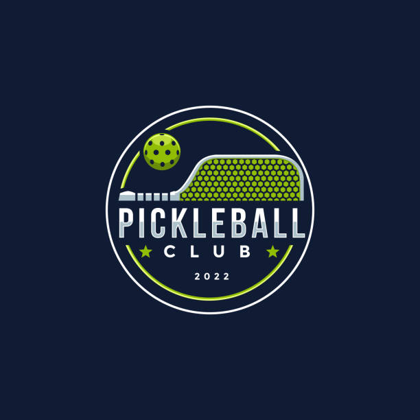 ilustraciones, imágenes clip art, dibujos animados e iconos de stock de insignia del emblema diseño del logotipo del club de pickleball, raqueta de pickleball y vector de icono de pelota sobre fondo blanco - deporte de raqueta