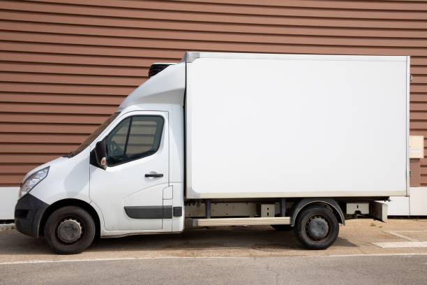 panel craftsman furgoneta de carga blanca con espacio publicitario en blanco - small truck fotografías e imágenes de stock