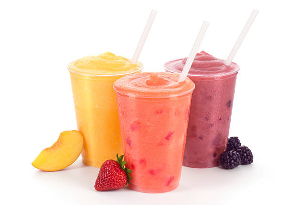 dreifache frucht-smoothie genießen-pfirsich, erdbeere und blackberry. - smoothie stock-fotos und bilder