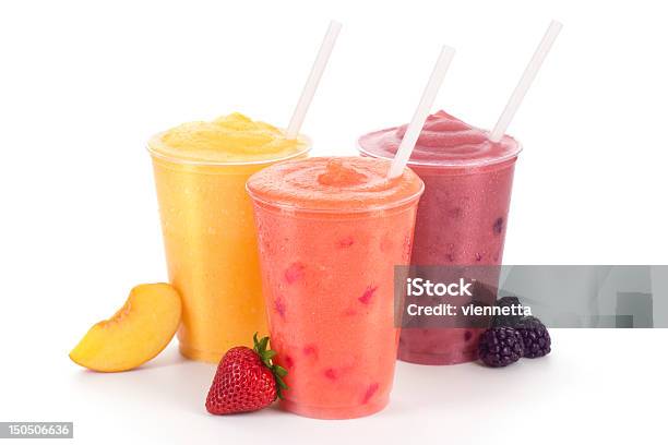 Dreifache Fruchtsmoothie Genießenpfirsich Erdbeere Und Blackberry Stockfoto und mehr Bilder von Smoothie