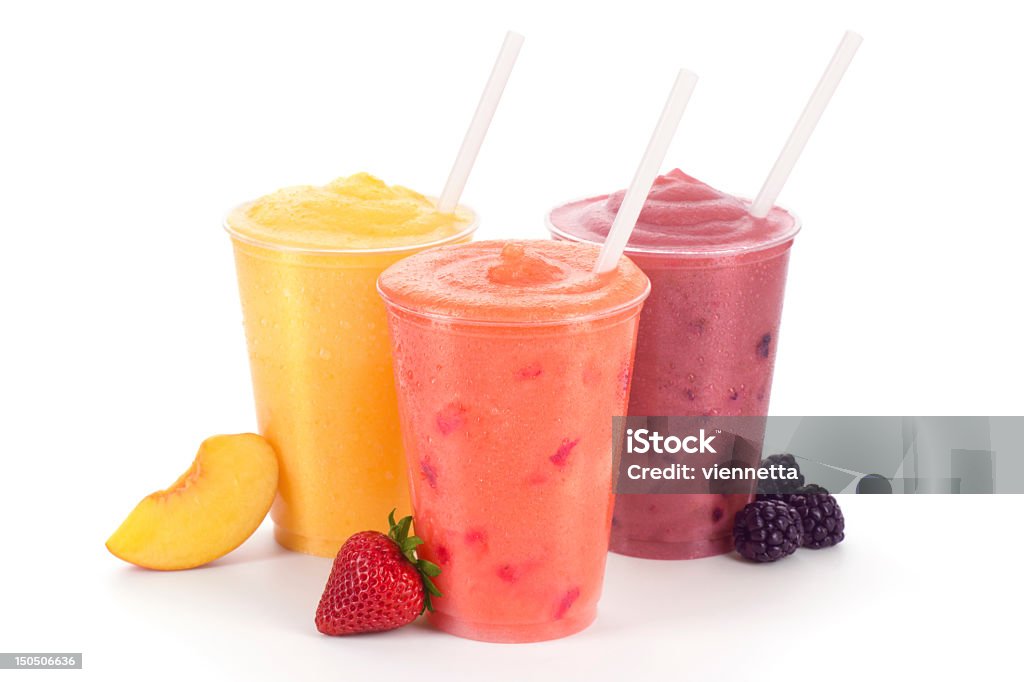 Triple batido de frutas tratar-Peach, fresas y arándanos. - Foto de stock de Batido de frutas libre de derechos