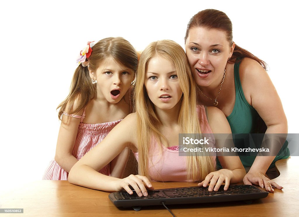 Mutter und Töchter, die mit Interesse verfolgen - Lizenzfrei Computermaus Stock-Foto