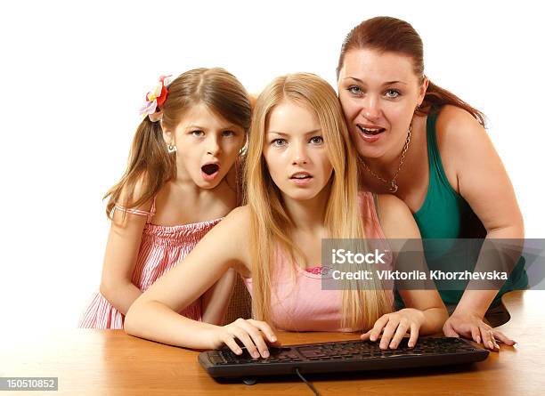 Matki I Córki Patrząc Z Zainteresowaniem W Monitorze - zdjęcia stockowe i więcej obrazów Myszka do komputera