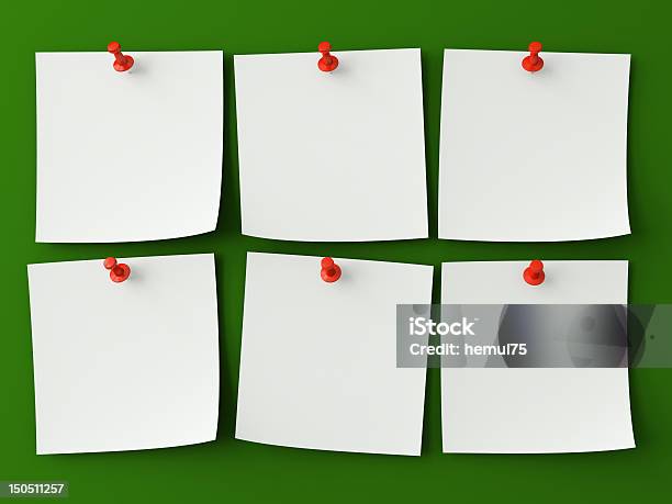 Adhesivo Notas Aislado Sobre El Fondo Verde Foto de stock y más banco de imágenes de Atrapado - Descripción física - Atrapado - Descripción física, Blanco - Color, Chincheta