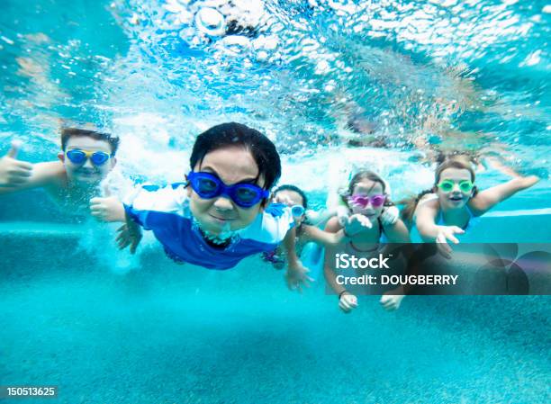 水中の視点 - 子供のストックフォトや画像を多数ご用意 - 子供, プール, 水中