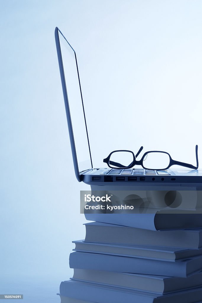 青色着色画像のノートパソコンやグラスにブランクのブック - いっぱいになるのロイヤリティフリーストックフォト