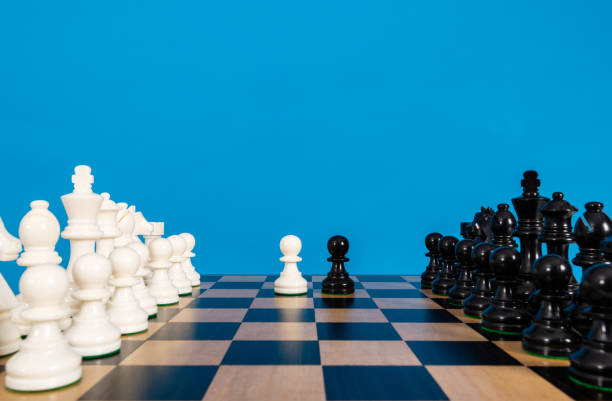 пешечная шахматная фигура, начинающаяся на шахматной доске - intelligence set armed forces competitive sport стоковые фото и изображения