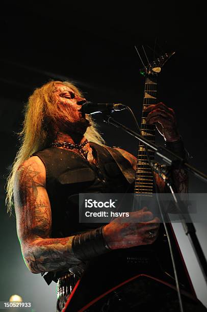 Photo libre de droit de Guitarrist Et Chanteur De Musique Au Club De Concert En Métal banque d'images et plus d'images libres de droit de Heavy Metal