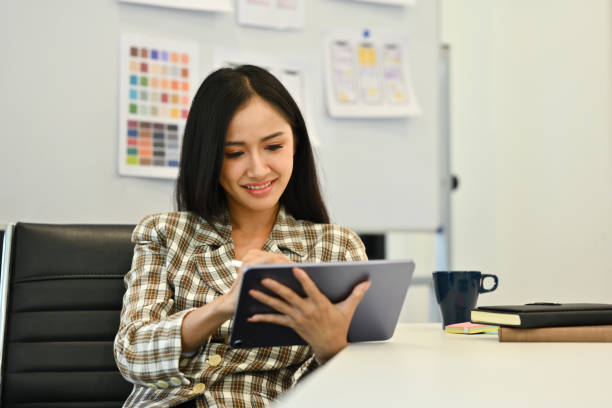 istock Stylish businesswoman sitting in creative office and using digital tablet. Technology, business and communication. 1505230914