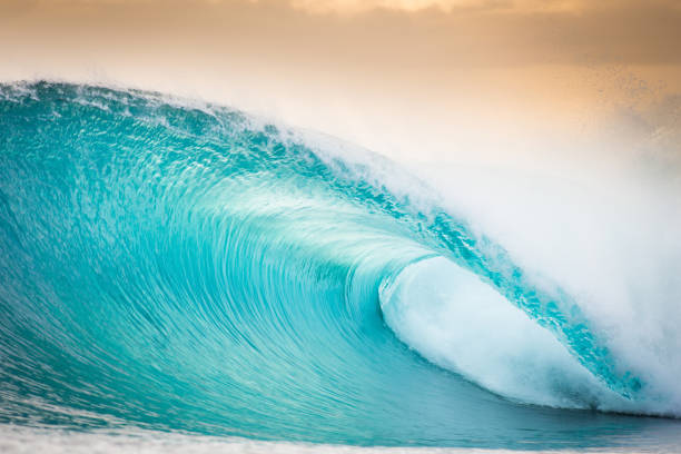 la ola perfecta sin montar - ola barril fotografías e imágenes de stock