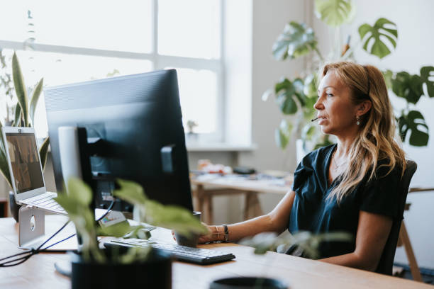 istock Businesswoman making a videocall with colleagues from office 1505295530