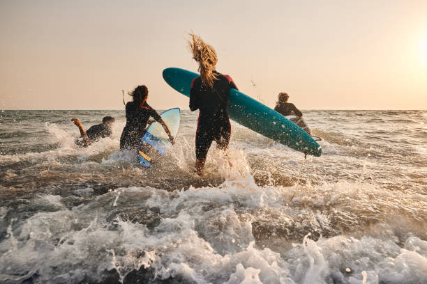 istock Rushing to surfing at sunset! 1505333217