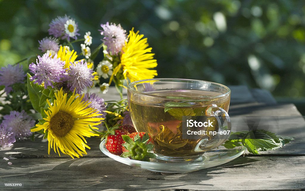 Flores silvestres, verde Chá de menta e morango - Foto de stock de Chá de Hortelã royalty-free