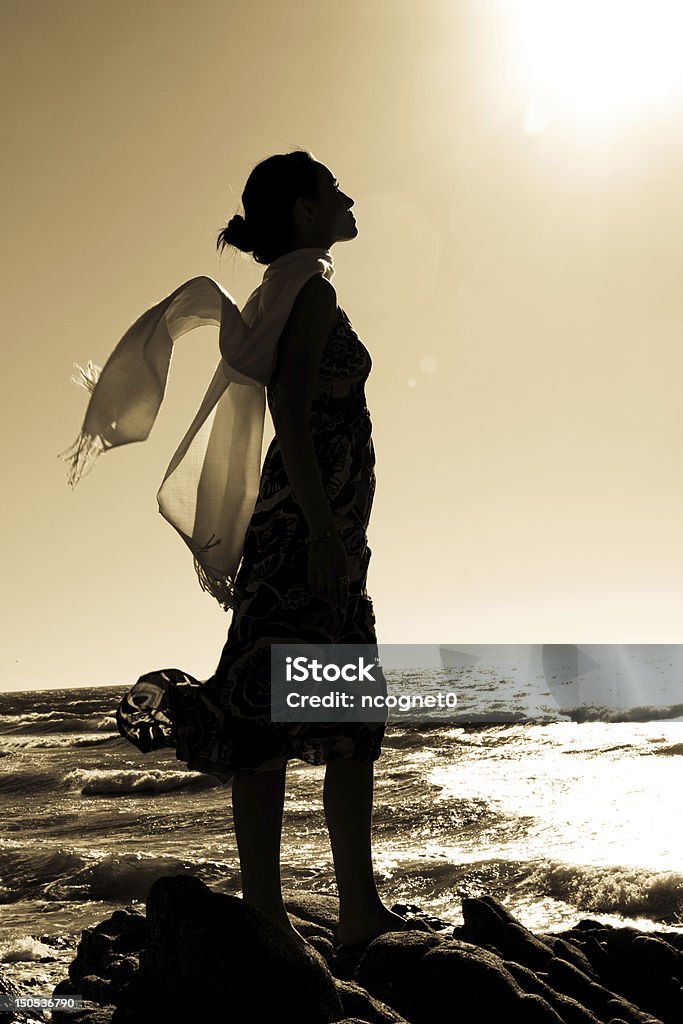 Silhoutte z kobieta - Zbiór zdjęć royalty-free (Czarny kolor)