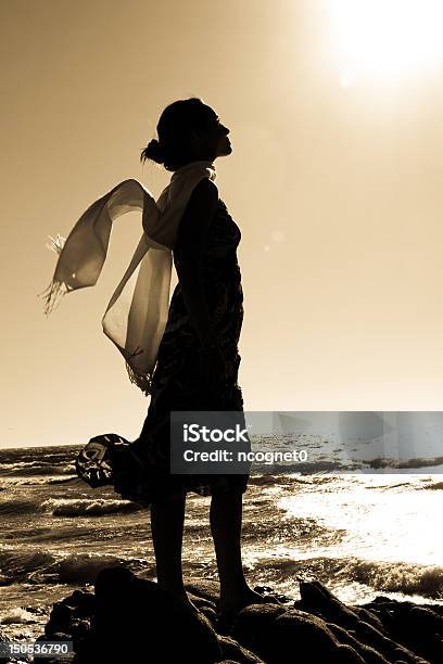 Silhoutte Z Kobieta - zdjęcia stockowe i więcej obrazów Czarny kolor - Czarny kolor, Dorosły, Fotografika