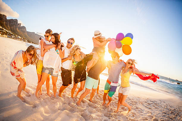 joven de personas divirtiéndose en la playa - beach party friendship teenage girls fotografías e imágenes de stock