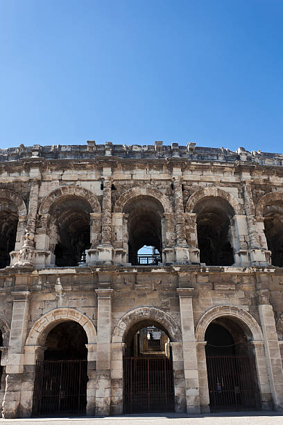stary coliseum w nimes, francja - aqueduct roman ancient rome pont du gard zdjęcia i obrazy z banku zdjęć