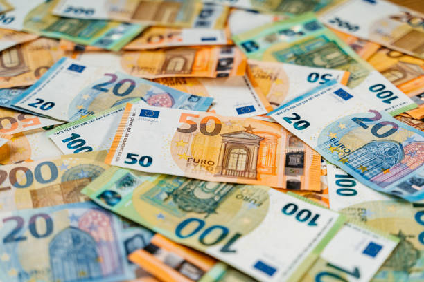 istock Fifty EURO Banknote On a Pile 1505409586