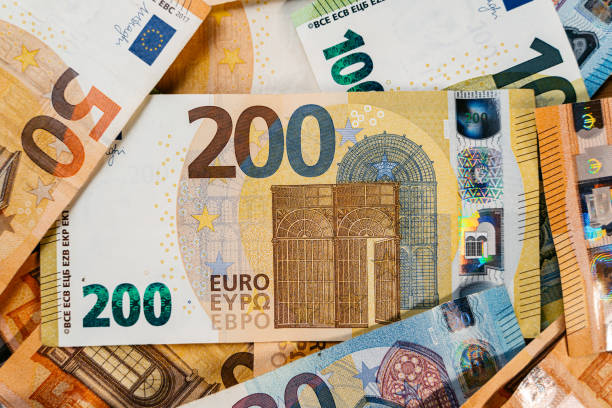 istock 200 EURO Banknote On a Pile 1505411207