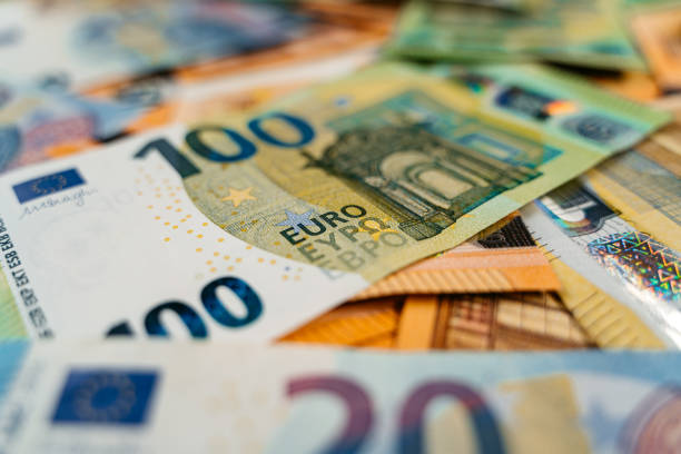 istock Hundred EURO Banknote On a Pile 1505418898