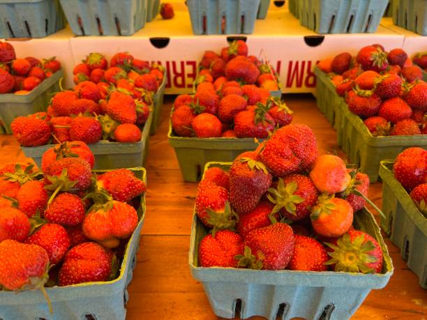 istock Farmer's Market Strawberries 1505570694
